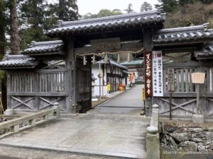 白峯寺の山門